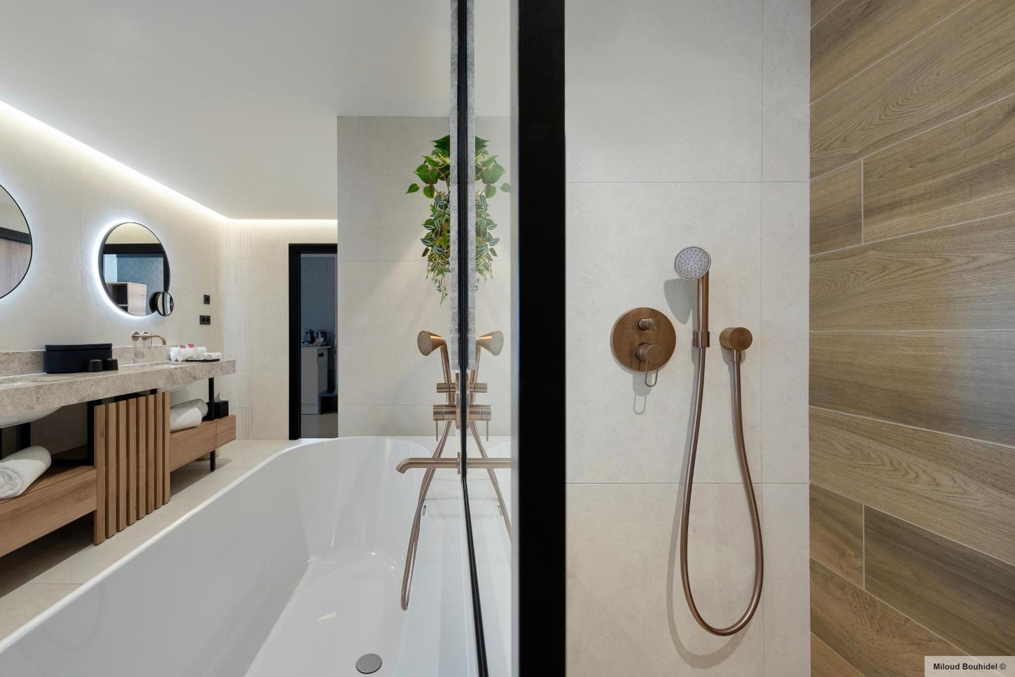 Golden Tulip Lyon Ouest Techlid Hotel & Spa ليمونيست المظهر الخارجي الصورة