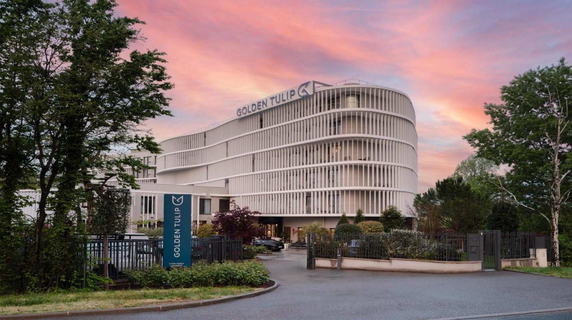 Golden Tulip Lyon Ouest Techlid Hotel & Spa ليمونيست المظهر الخارجي الصورة